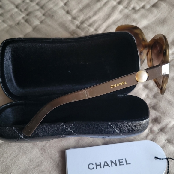 Chanel sunglasses, authentic in original case, tags included - Picture 2 of 8